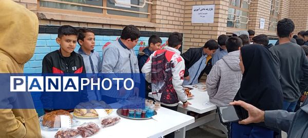برگزاری بازار چه دانش‌آموزی دبیرستان پسرانه متوسطه اول آزادگان شهرستان کاشمر 