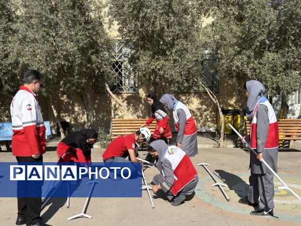 برگزاری مانور سراسری زلزله و ایمنی در مدرسه شهید دهقان 