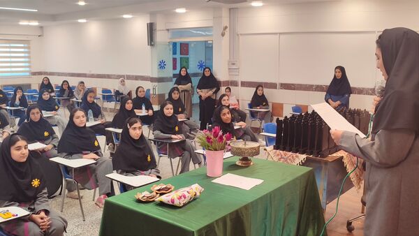 آیین تجلیل از ورودی‌های جدید دبیرستان فرزانگان قائمشهر