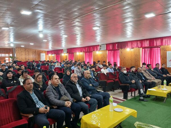 مراسم تقدیر از نفرات برتر دبیرستان نمونه‌ شهدای‌ سلمانشهر عباس‌آباد