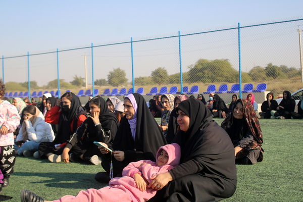 پیاده‌روی خانوادگی در روستای هلیله شهرستان بوشهر 
