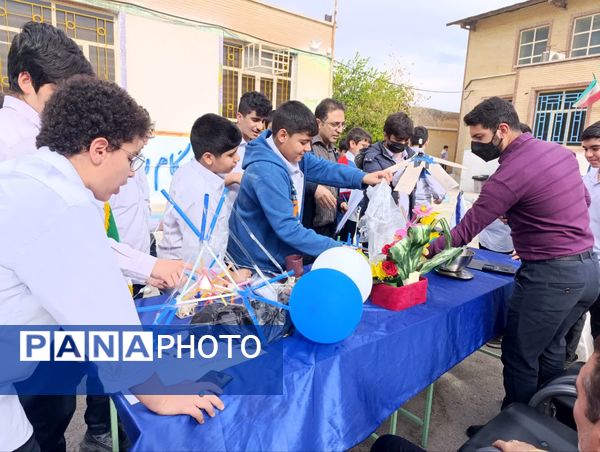 مسابقه «نجات تخم‌مرغ» در دبیرستان شهید بهشتی بهبهان