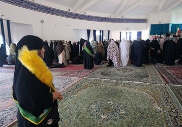 نوجوانان و جوانان صفوف نماز جمعه را پرشور می‌کنند