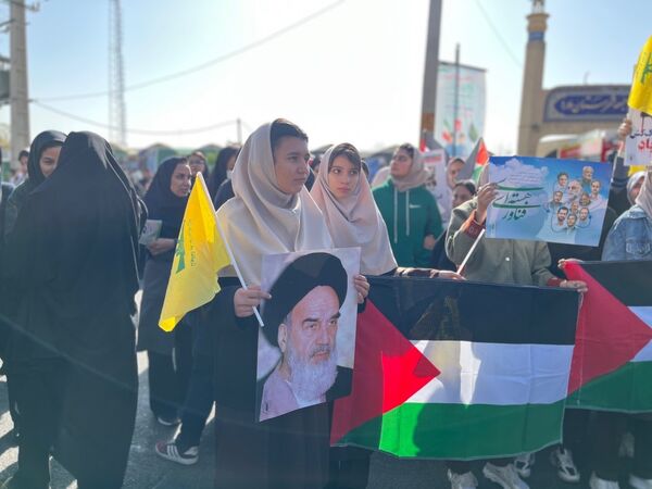 برگزاری مراسم راهپیمایی سیزده آبان با حضور دانش‌آموزان و مسئولین در ملارد