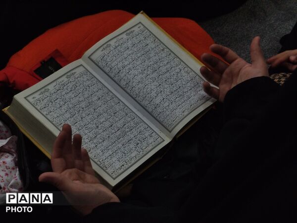 شبی که ماه دو نیم شد