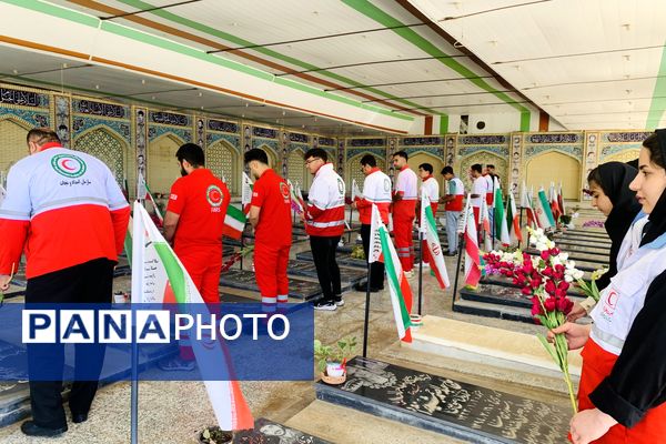 تجدید میثاق سرخ پوشان هلال احمر شهرستان سپیدان با شهدای گلگون کفن
