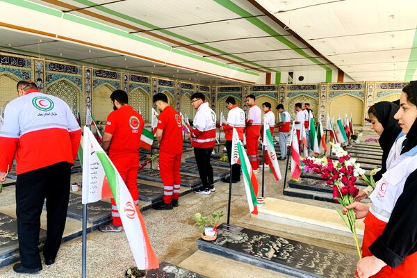 تجدید میثاق سرخ پوشان هلال احمر شهرستان سپیدان با شهدای گلگون کفن