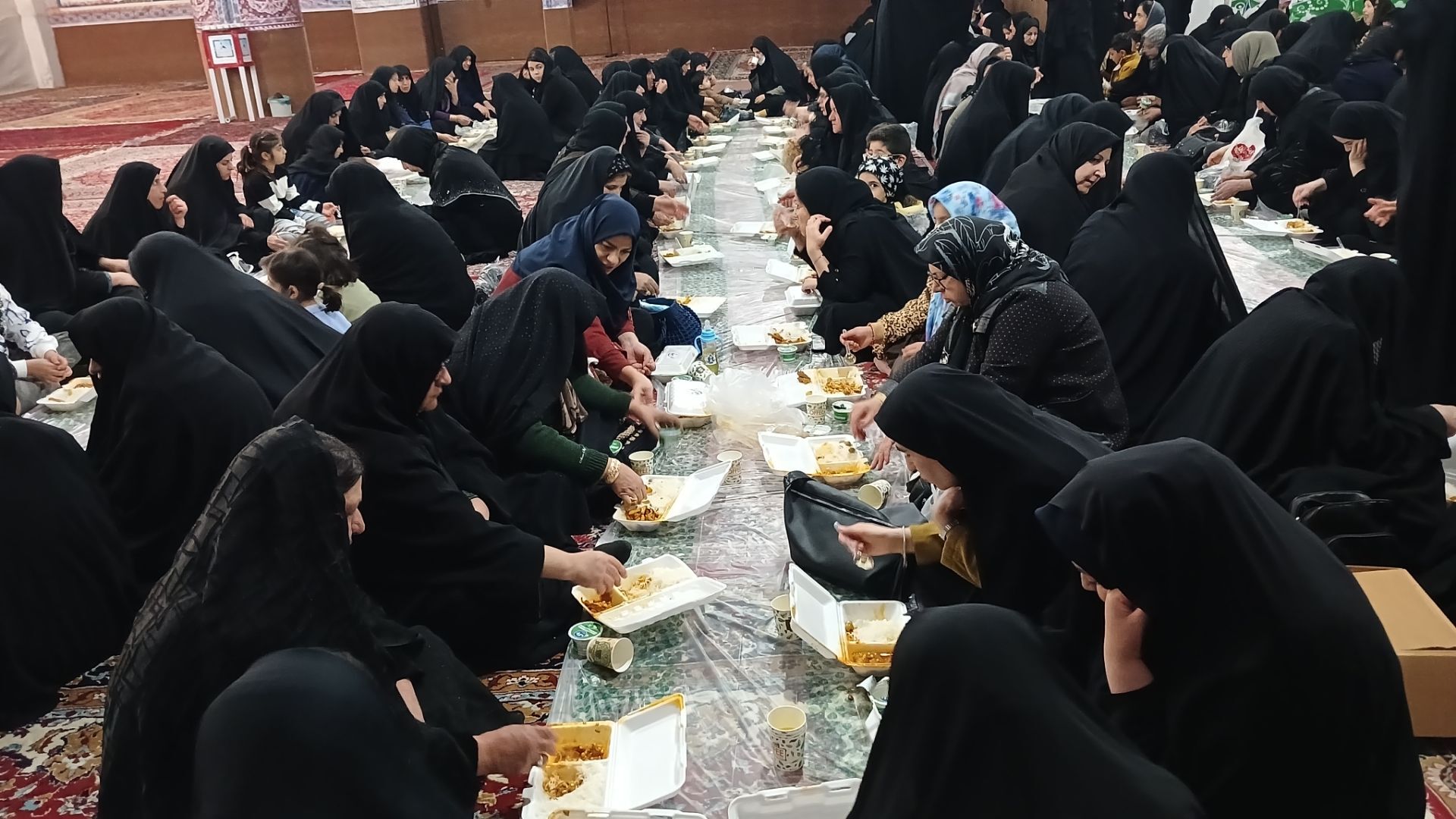 برگزاری مراسم افطاری در مسجد امام حسین(ع) شهرستان فارسان 