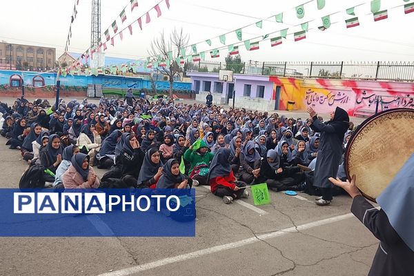 طنین شادی دانش آموزان در برپایی جشن به مناسبت سالروز ولادت امام زمان (عج)