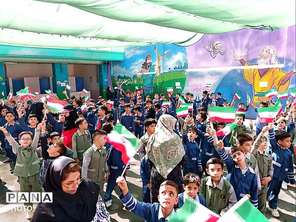 جشن آغاز سال تحصیلی و «روز پرچم» در مدرسه معراج منطقه ۱۰ تهران