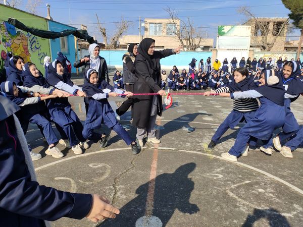  مسابقه طناب کشی به مناسبت دهه فجر در مدرسه ناهید نخودی 