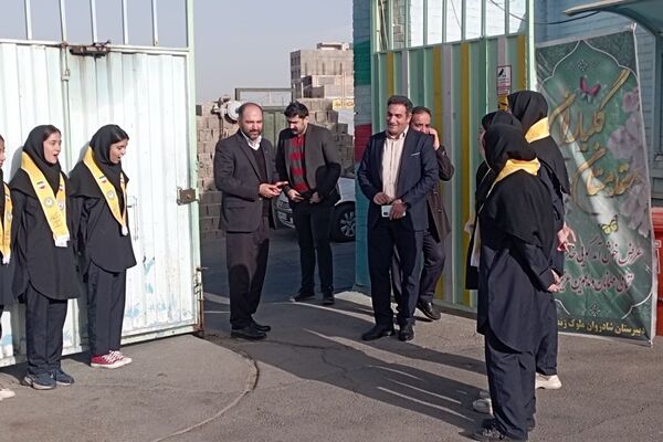مدرسه ملوک زندی شهرستان پیشوا میزبان میزبان آیین نواختن زنگ انقلاب