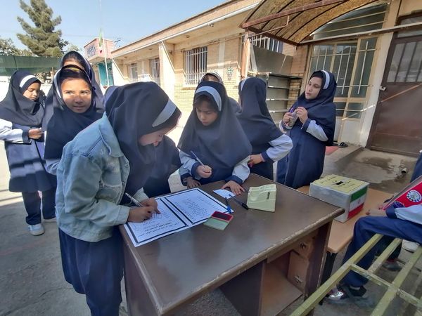 مراسم انتخابات شورای دانش آموزی در دبیرستان ناهید نخودی 