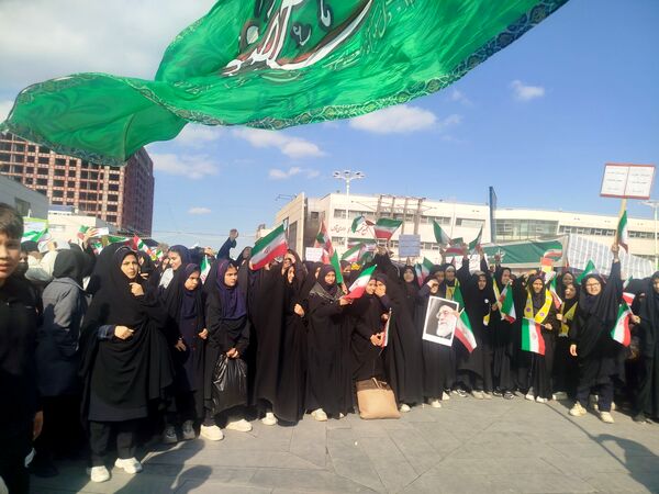 حضور پرشور دانش‌آموزان دبیرستان مهدی خدابنده در راهپیمایی ۱۳ آبان