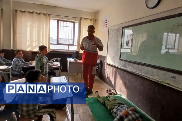 آموزش کمک‌های اولیه در مدرسه شهید فتوحی رباط‌کریم