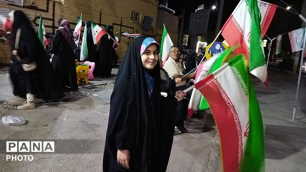 گذری بر اجتماع مردمی روبه روی دبیرستان نمونه فاطمه زهرا در نود و چهارمین شب 