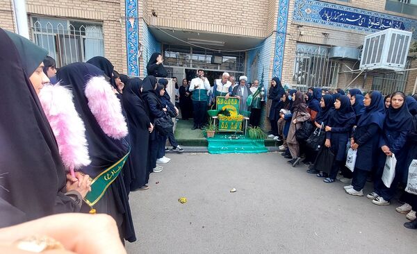 پرچم گردانی آستان قدس رضوی در مدارس منطقه پردیس به مناسبت دهه کرامت