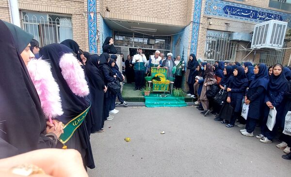 پرچم گردانی آستان قدس رضوی در مدارس منطقه پردیس به مناسبت دهه کرامت