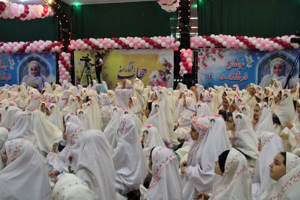 جشن عبادت ۱۳۰۰ نفر از دختران منطقه ۱۰ در مهدیه امام حسن مجتبی(ع)