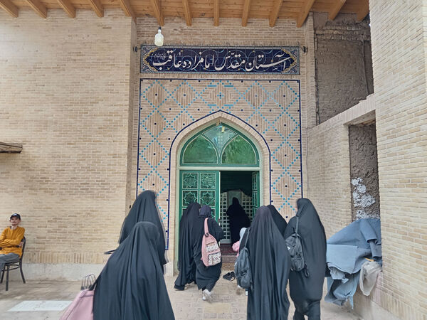 بازدید دانش‌آموزان جعفرآباد از کارگاه گلاب‌گیری روستای «بنابر»