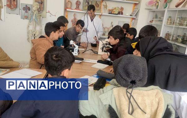 بازدید دانش آموزان مدرسه شهید عامری از پژوهش سرای شهید کاظم نژاد