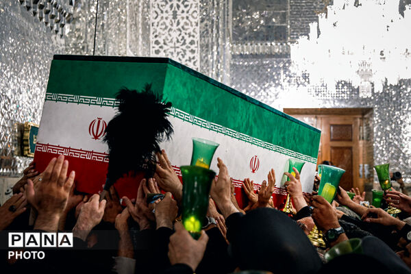 طواف پیکر رهبر شهید انقلاب بر گرد ضریح مطهر امام رضا علیه‌السلام