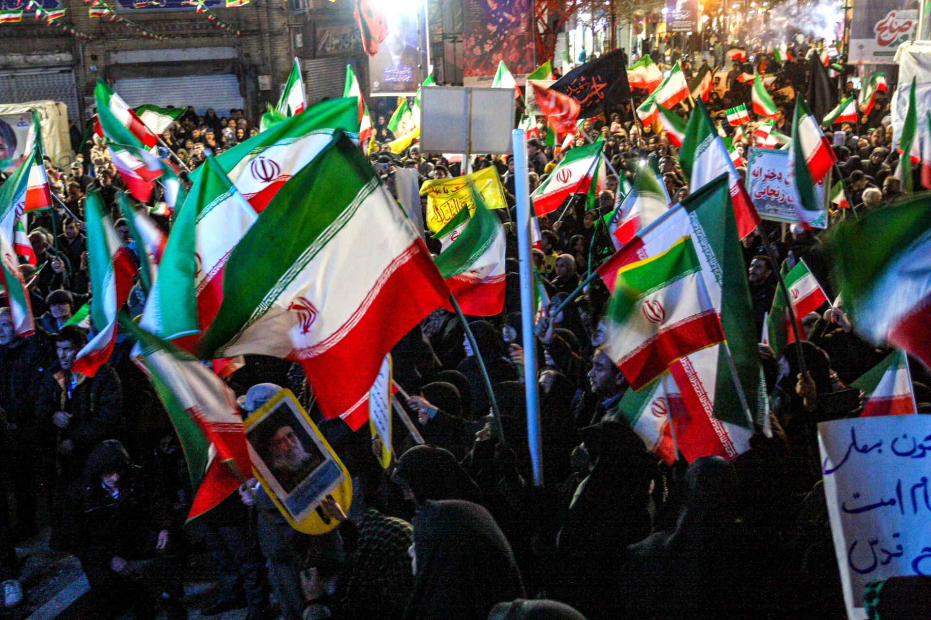 شب همبستگی ایرانیان؛ خیابان‌ها لبریز از شور ملی
