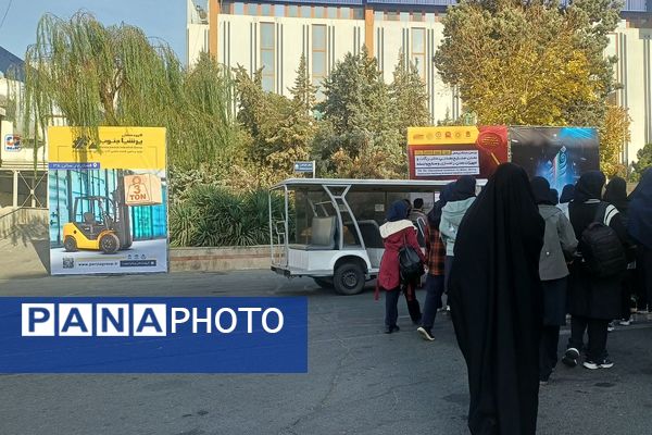 حضور دانش‌آموزان دبیرستان قلم چی ناحیه دو شهرری در نمایشگاه نانو فناوری