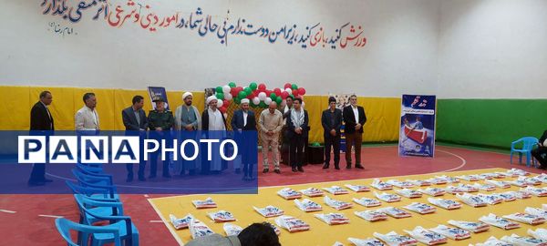 توزیع بسته‌های نوشت افزار ویژه دانش‌آموزان کم برخوردار در باخرز 