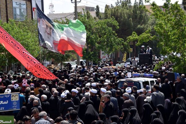 همه چیز برای یک استقبال گرم مهیاست ، با افتخار به پیشواز شهیدمان می آییم 