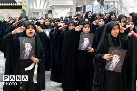 هم‌نوایی دانش‌آموزان منطقه ۵ تهران با سرود «باید برخاست» در سوگواری رهبر شهید