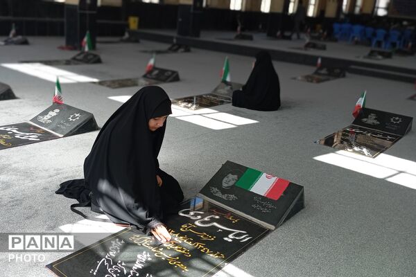 در سایه نام معلم؛ تجدید احترام به شهدای فرهنگی در گلزار مطهر شهدا شهر بن