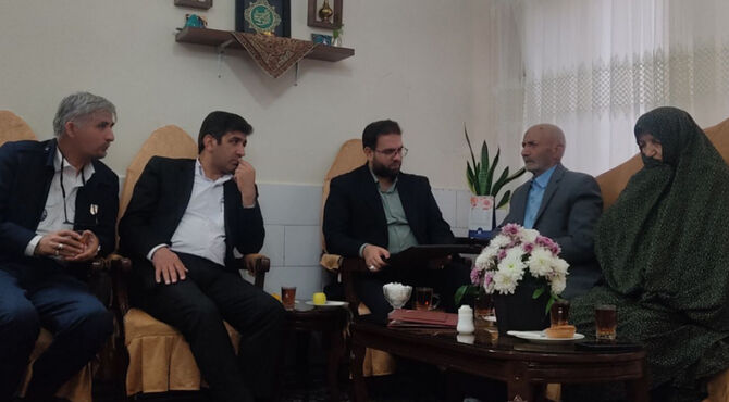 دیدار مسئولان سازمان دانش‌آموزی با خانواده شهید ابوالفضل حسینخانی 
