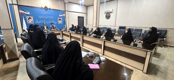نشست مدیر آموزش‌ و پرورش با اعضای شورای دانش‌آموزی متوسطه اول