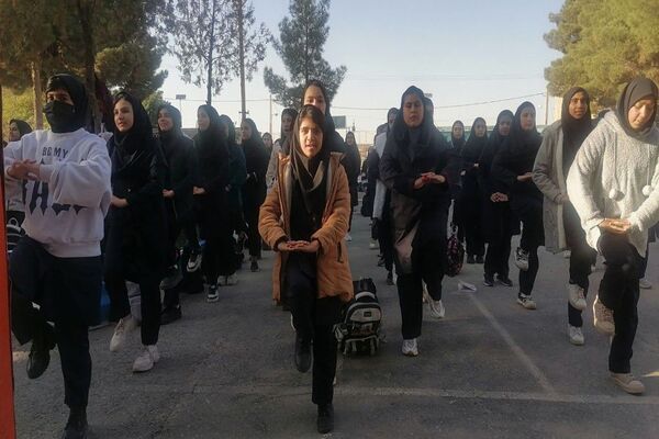 اجرای نرمش صبحگاهی در دبیرستان شهید مجید دهنوی نیشابور