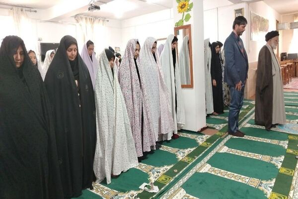 اقامه نماز جماعت در دبیرستان شهید مجید دهنوی نیشابور