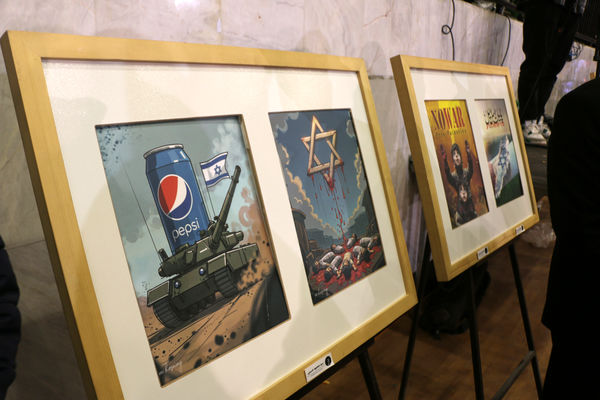 برپایی نمایشگاه تابلو نقاشی‌ دانش‌آموزان قمی با موضوع فلسطین و غزه