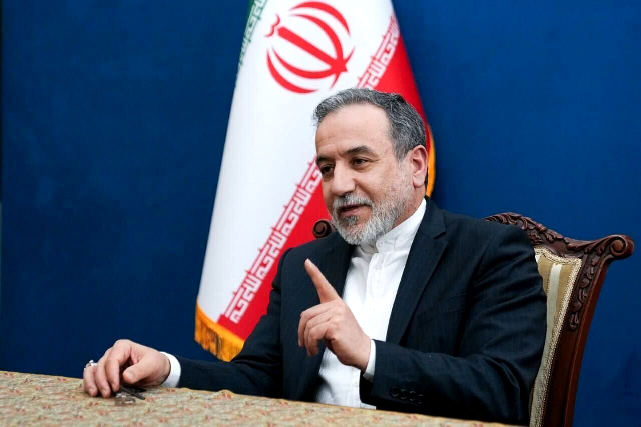 عراقچی: مذاکرات شامل یادداشت تفاهم و توافق نهایی است/ هسته‌ای و تحریم‌ها در مرحله دوم/ دارایی‌های مسدود‌شده آزاد می‌شود/ تفاهم‌نامه به امضا بسیار نزدیک است و از راه دور امضا می‌شود