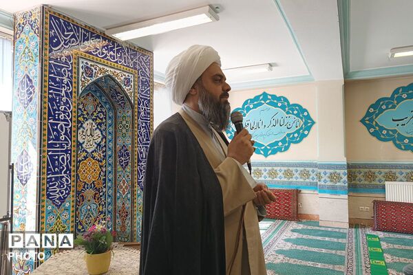 اقامه نماز جماعت در دبیرستان فاطمیه