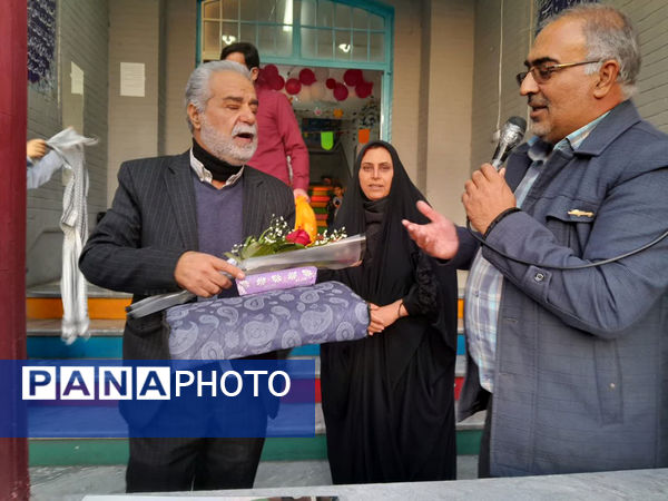 تقدیر دانش‌آموزان یک مدرسه در قم از پدر شهید کریمی