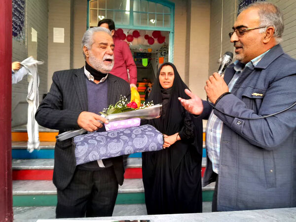تقدیر دانش‌آموزان یک مدرسه در قم از پدر شهید کریمی