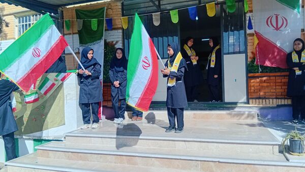 جشن‌ روز‌ دانش‌ آموز‌ در‌ دبیرستان‌ عطیه