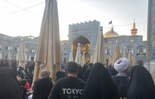 سیل عظیم زائران و مجاوران حرم امام رضا (ع) در روز آغاز امامت حضرت مهدی (عج)