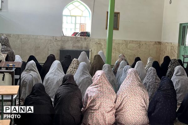 تصویر بندگی دانش‌آموزان در ماه خدا