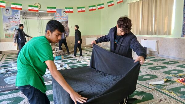 مراحل آماده‌سازی مراسم گرامیداشت شهید رمضانعلی چوبداری در دبیرستان نمونه دولتی معلم ساوجبلاغ 