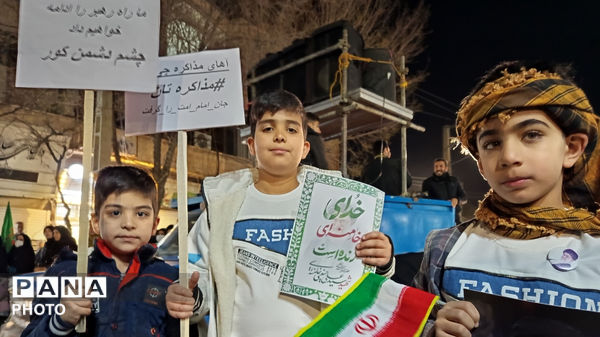 حضور پرشور مردم بروجرد در اجتماع شبانه؛ نمایش همبستگی و پایبندی به آرمان‌های ملی