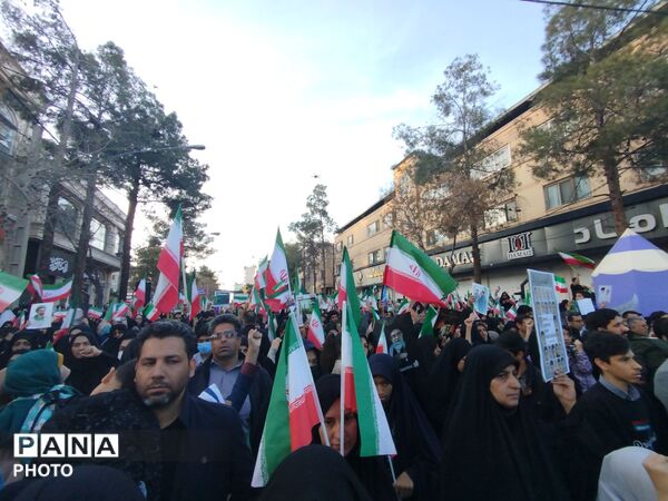 دانش آموزان کرمانی در سوگ «شهدای دبستان شجره طیبه میناب»