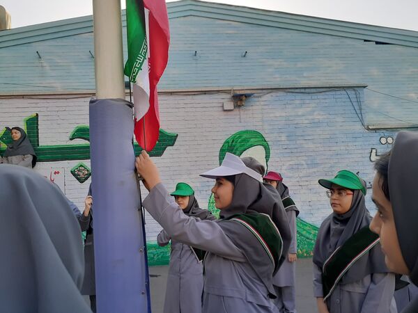 به صدا درآمدن زنگ مهر در مدرسه شایستگان منطقه ۱۶