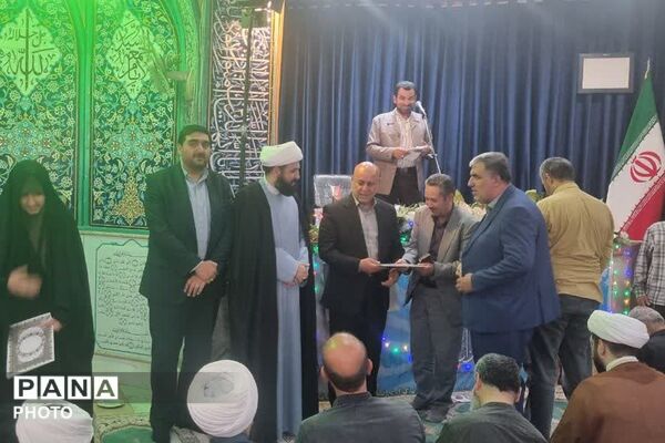 حضور دانش آموزان نخبه نهج البلاغه و حافط قرآن کریم چهارانگه در مصلا نماز جمعه 