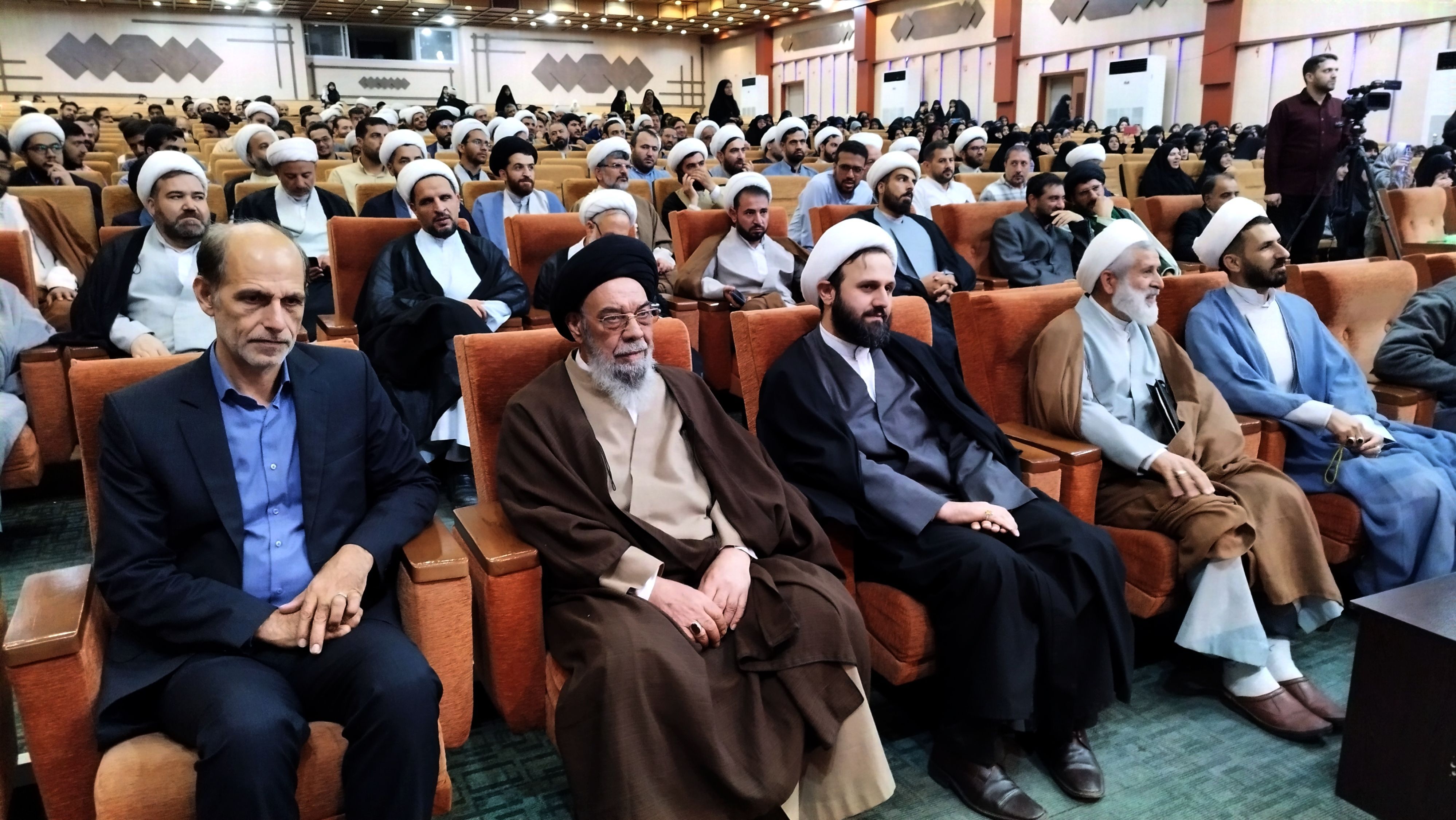 رسالت معلمان و طلاب و روحانیون انسان سازی است